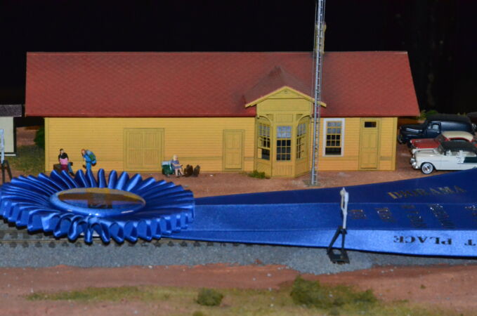 This is a model of an ATSF standard one-story depot in later years by Master Santa Fe Modeler Bruce McKeown. It received first place in structures. Model and photo by Bruce McKeown. ATSF one-story depot