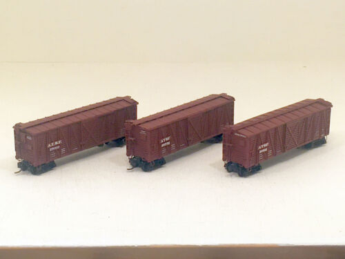 ATSF Sk-2, Sk-3 and Sk-5 stock cars in N scale. These models built from 3D printed and resin castings and etchings by ATSF N Scale Models, with MTL trucks and couplers. Models and photo by Dirk Jan Blikkendaal. ATSF Sk-2, -3 and -5 Stock Cars (model)