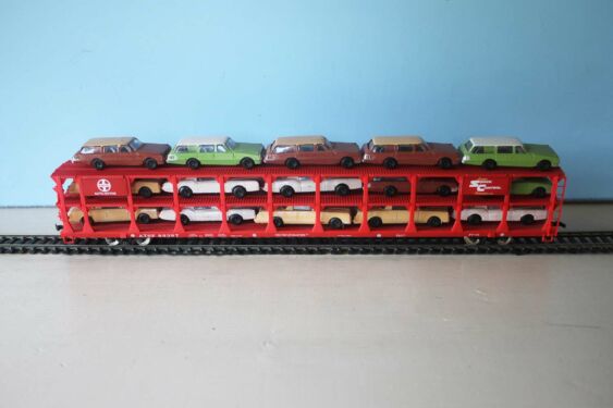 ATSF #89397 is a 1964-built Ft-31 tri-level auto-veyor car with a load. It is an Accurail model, Bob Walz photo. HO scale. ATSF Ft-31 #89397 (model)