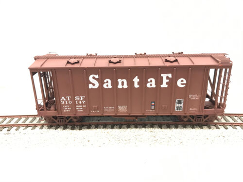 ATSF #310147 is a Ga-124 class airslide hopper built in 1961 by GAT and used for transporting powders and granular products such as flour or sugar. This is a Walther’s model with all the ladders and grabs cut off and replaced with wire grabs fabricated by the modeler. A-Line steps, the Plano roof walk, and the airlines including the train air line from one end to the other were also added. Model and photo by Thomas Cain. HO scale. ATSF Ga-124 #310147 (model)
