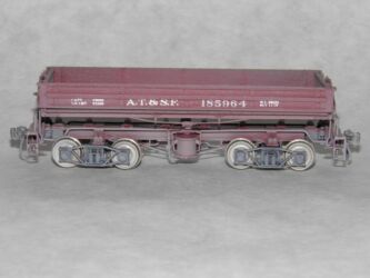 ATSF #185964 is a GA-36 20-yard air dump car built by WWSC in 1910. The car is a brass model imported by Railworks. Model and photo by MSFM Ian MacKellar. ATSF Ga-36 air dump #185964 (model)